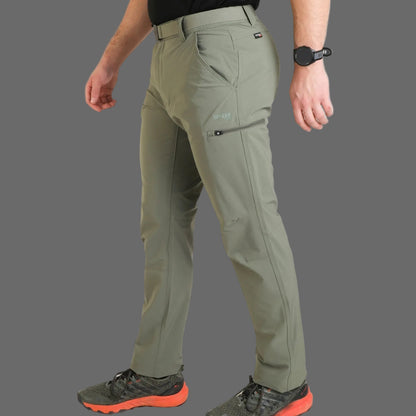 Pantaloni outdoor bărbați SpherePro Harney alga/verde– rezistenți, respirabili și hidrofobi, cu buzunare multiple și talie reglabilă. Ideali pentru trekking și aventuri