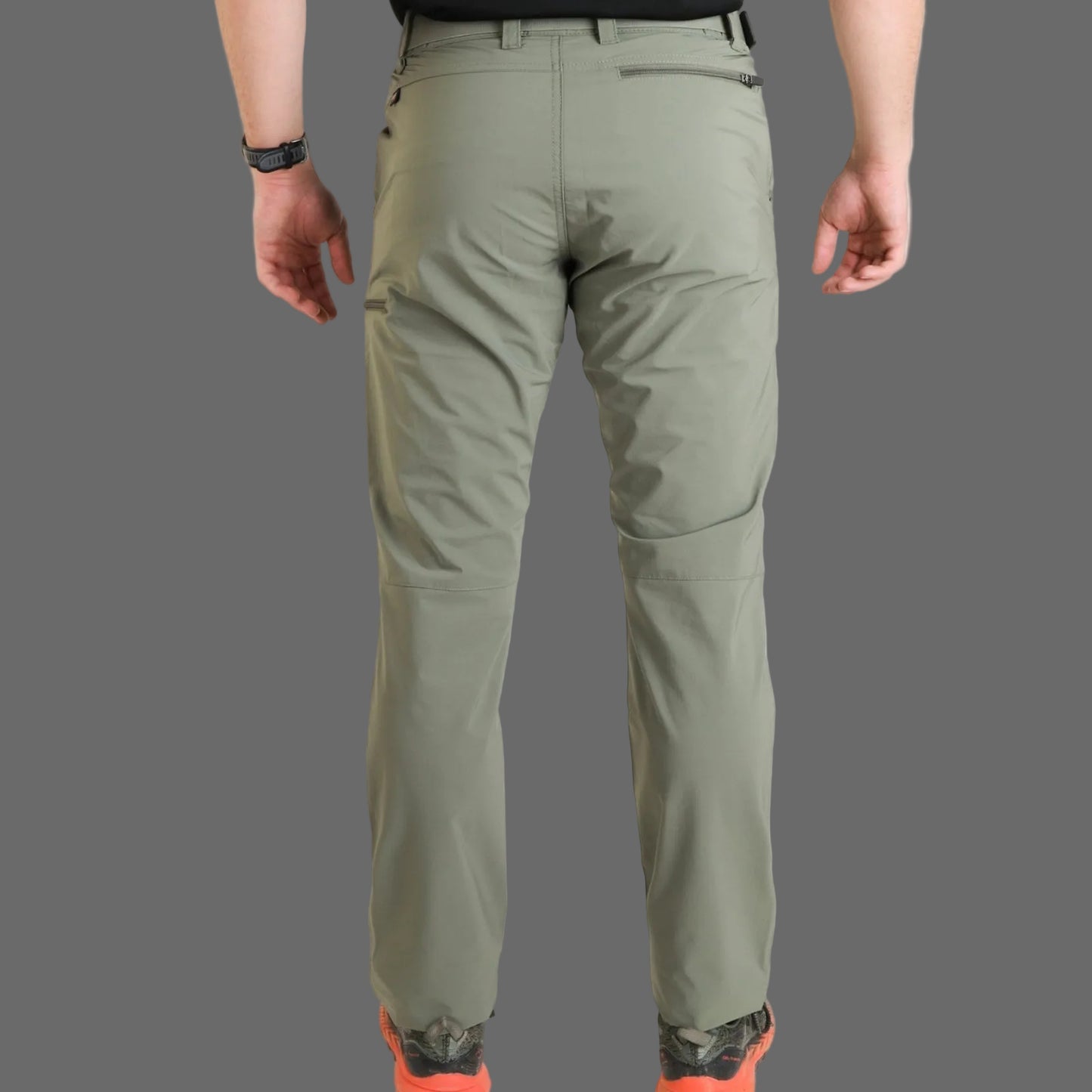 Pantaloni outdoor bărbați SpherePro Harney alga/verde– rezistenți, respirabili și hidrofobi, cu buzunare multiple și talie reglabilă. Ideali pentru trekking și aventuri